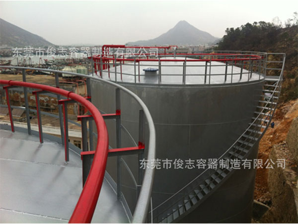 油罐現（xiàn）場施工狀況